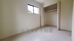 暖かい日差しが差し込む洋室。たっぷり収納できるクローゼット付きでお部屋の中をすっきりと快適に保てます。