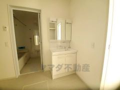 鏡の後ろはたっぷりの収納スペースを確保。歯みがきセットや化粧品などいつでもスッキと片付けることができます。