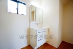 三面鏡つき洗面台。鏡裏にたっぷりとした収納スペースがあります。鏡を閉めてしまえば小物は見えないため、スッキリとした印象の洗面台にできます。