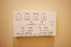 壁リモコンタイプのウォシュレット付き。すっきりした見た目で、トイレ奥の掃除もしやすいです。