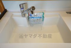 色も形もキレイなシンクは、広さも確保しているので、大きめの鍋も簡単に洗えます。