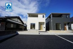 閑静な住宅街に佇む新築戸建、小学校や公園、スーパーが徒歩圏内。子育てファミリーに嬉しい立地、家族で安心して暮らせる住まい。