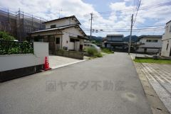 1号棟前面道路。落ち着いた住宅地内で快適な生活を実現してみませんか。