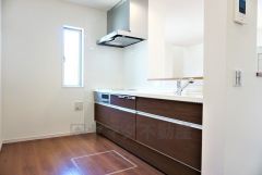 同仕様写真。対面式カウンターキッチンからはお子様の様子が見守れます。ダイニングへの配膳や調理の時便利なカウンター付き。