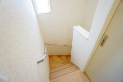 お子様も高齢の方も安心して上り下りができる手摺がついた安心設計です。 階段には小窓を配置しました。日中でも暗くなりがちな階段下が明るくなり安全ですね。