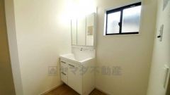 三面鏡つき洗面台。鏡裏にたっぷりとした収納スペースがあります。鏡を閉めてしまえば小物は見えないため、スッキリとした印象の洗面台にできます。