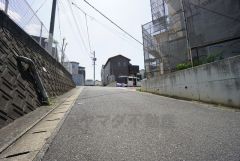 現地（2025年4月21日）撮影。車の通り抜けができないので、小さな子供も安心して遊ばせることができます。