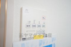 雨の日の洗濯も安心できる浴室暖房乾燥機付き浴室。リモコンで操作もボタン1つで簡単。