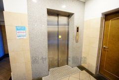 重い荷物を運ぶのにも便利なエレベーター付です。