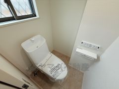 温水洗浄機付トイレです。節水機能もあるので、安心して使えますね。もちろん、1階2階の2ヶ所にトイレがあるので、忙しい朝にもゆとりができますね。