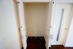 まとめ買いしてもこの収納量なら心配要らずのパントリー。調理家電や食品のストックをすっきりまとめられ、キッチン周りを広々使えます。