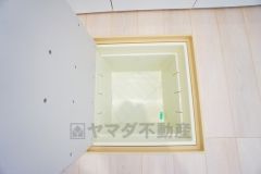 キッチンにある床下収納は、居住スペースを減らさずに買い置きの調味料や非常食などを保管することができます。