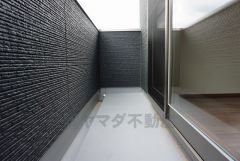 同仕様写真。陽当たりの良いバルコニーです。お洗濯やお布団干しはもちろん、日光浴スペースにも。