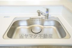 広々とした凸型シンクに洗剤ポケットを標準装備。大きなお鍋など洗いやすいです。
