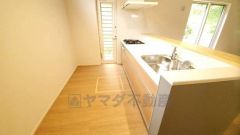 リビングやダイニングからキッチン周りが丸見えにならない対面式キッチン。テレビ鑑賞や家族との対話がしやすく、ご家族の温かい時間を演出します。