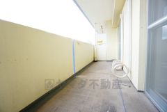 風通しも良く日当たり良好なバルコニーは、洗濯物を干すだけでなく、テーブルセットを置いて休日にブランチ、星を眺めながら晩酌もいいですね＾＾バルコニーのあるステキな生活をお楽しみください＾＾