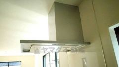 お手入れが簡単なスリム型レンジフードです。調理により発生する油煙や臭いを吸い込み、屋外へ排気してくれます。