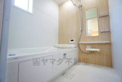 広々1坪タイプの浴槽ユニットでゆったりくつろげるバスルーム。窓、浴室乾燥機付きで換気・雨の日の洗濯もばっちり＾＾