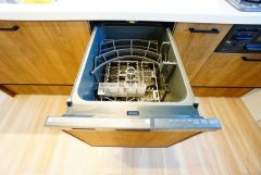 食事の後の手間を解消する食器洗い乾燥機付。冬場の洗い物で手荒れの悩みもなくなります。手洗いよりも節約できて便利。