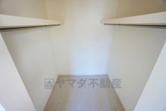 収納力豊富なウォークインクローゼット。洋服や小物などを1箇所にまとめて美しい収納を実現します。