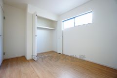暖かい日差しが差し込む洋室。たっぷり収納できるクローゼット付きでお部屋の中をすっきりと快適に保てます。