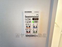 浴室暖房乾燥機付き。天候に左右されず、いつでも好きなときに洗濯物を干せるので、仕事や家事で忙しい方に重宝します。