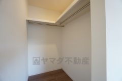 同仕様写真。収納力豊富なウォークインクローゼット。洋服や小物などを1箇所にまとめて美しい収納を実現します。スーツケースのような大型の荷物も置けます＾＾