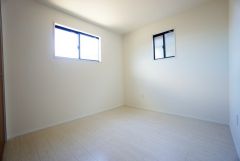 2面採光を確保した明るい室内は、風通しも良く、大変居心地の良い空間となっております。爽やかな風を感じて起きる朝は、快適生活の始まりに。