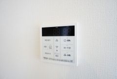 キッチン横からボタンひとつで操作が楽々。