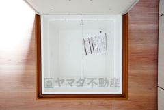 キッチンにある床下収納は、居住スペースを減らさずに買い置きの調味料や非常食などを保管することができます。