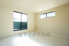 寛ぎの時間を紡ぎだす主寝室は、大型ベッドを置いても余裕の広さを確保しています。