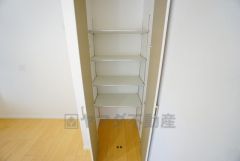 同仕様写真。キッチン後方にはパントリー付き＾＾洗面室にも近く、食料品だけでなく日用品などの収納にも＾＾