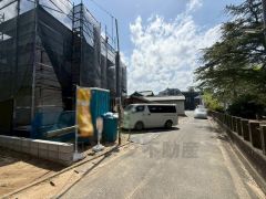 現地（2026年4月16日）撮影。大型車の通行が少なく、騒音や振動が少ないので静かで快適な生活を送れます。落ち着いた住宅地内で快適な生活を実現してみませんか。