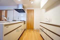 リビングにいるお子様を見守りながらお料理ができる対面キッチン。カウンタートップの汚れもサッと拭き取ることができ、お掃除ラクラク＾＾