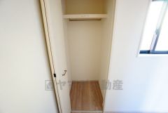 玄関ホールに収納スペースを確保。日用品や趣味の道具入れとして便利です。扉付きなので見た目もスッキリ＾＾