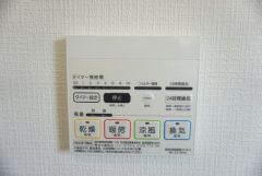 同仕様写真。浴室暖房乾燥機付き＾＾梅雨の時期や花粉、PM2.5が酷いときなどの洗濯を干すのに重宝しそうですね＾＾