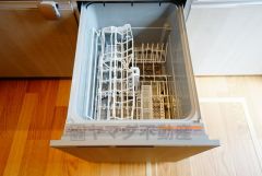 同仕様写真。食事の後の手間を解消する食器洗い乾燥機付。冬場の洗い物で手荒れの悩みもなくなります。