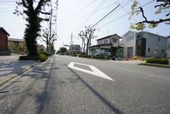 前面道路は広く、車同士がすれ違うスペースが十分にあります。落ち着いた住宅地内で快適な生活を実現してみませんか＾＾