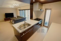 カウンタートップは耐熱性に優れており、日ごろのお掃除もふき取るだけでＯＫ。ステンレスシンクも簡単にお掃除できますよ。