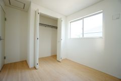 木目調のシンプルデザインで落ち着きと安らぎの空間に仕上げています。各部屋に収納が完備されているので、お荷物が増えても安心の設計です。