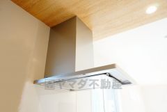 同仕様写真。お手入れが簡単なスリム型レンジフードです。調理により発生する油煙や臭いを吸い込み、屋外へ排気してくれます。