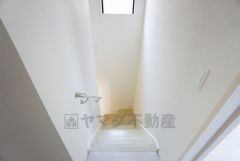 小さなお子様やご高齢の方でも安心できる、手すり付き階段。段差も低めで設定されており、安全性にも優れています。