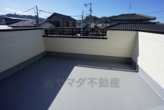 同仕様写真。陽当たりの良いバルコニーです。お洗濯やお布団干しはもちろん、日光浴スペースにも。足元は防水工事施工済です。