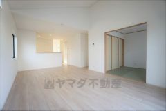 同仕様写真。家族が集まる開放的なリビング。思い思いの時間を過ごしたり食事をしたり、素敵な団らんの場になりますね＾＾