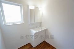 同仕様写真。三面鏡裏収納付き洗面化粧台です＾＾ 歯磨きセットやスキンケア用品などの収納に便利ですね。 生活感も隠すことができ、来客時にも安心です。