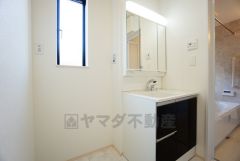 三面鏡つき洗面台。鏡裏にたっぷりとした収納スペースがあります。鏡を閉めてしまえば小物は見えないため、スッキリとした印象の洗面台にできます。