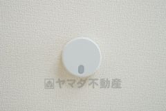 火災による煙や熱を感知して、警報音やブザー等で火災の発生を知らせてくれる火災警報器。