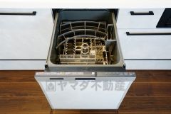 食事の後の手間を解消する食器洗い乾燥機付。冬場の洗い物で手荒れの悩みもなくなります。