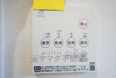 浴室暖房乾燥機付き。天候に左右されず、いつでも好きなときに洗濯物を干せるので、仕事や家事で忙しい方に重宝します。