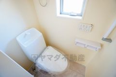 温水洗浄機付トイレです。節水機能もあるので、安心して使えますね。もちろん、1階2階の2ヶ所にトイレがあるので、忙しい朝にもゆとりができますね。